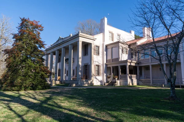 Nashville, Tennessee - 11 Ocak 2022 Güneşli bir günde tarihi Belle Meade çiftliğinin önünde