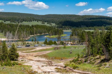 Araçlar, Yellowstone Ulusal Parkı 'nın Mud Volkan Bölgesi' nin yakınındaki yol kenarına park edilmişti.