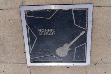 Nashville, Tenessee - 12 Ocak 2022: Country müzik efsaneleri için Music City Walk of Fame Music Garden parkında Ronnie Milsap yıldızı