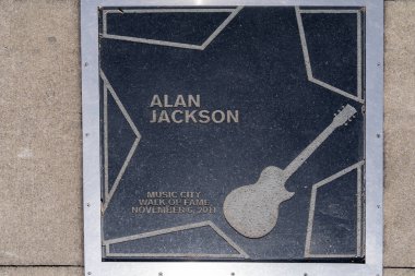 Nashville, Tenessee - 12 Ocak 2022: Country müzik efsaneleri için Music City Walk of Fame Music Garden parkının yıldızı Alan Jackson
