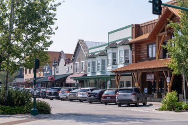 Whitefish, Montana - 13 Ağustos 2021 Whitefish Montana 'nın şehir merkezindeki dükkanlar ve işletmeler