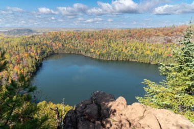 Minnesota 'da Bean ve Bear Lakes' in üstünde, sonbaharda.