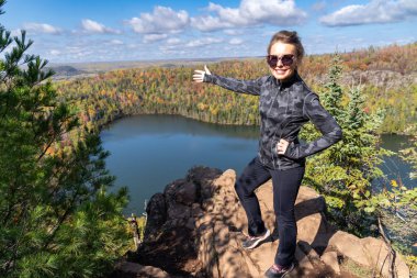 Tatlı kadın yürüyüşçü Minnesota 'da Bean ve Bear Gölü' nde poz veriyor.