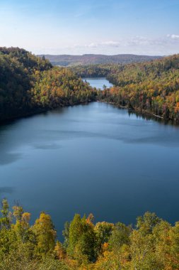 Bean ve Bear Gölü Minnesota 'da sonbaharda gözden kaçmış.