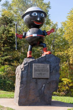 Silver Bay, Minnesota - 4 Ekim 2021 Rocky Taconite maskotu bölge madencilik tarihini onurlandırdı