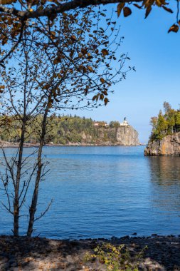 Minnesota 'daki Split Rock Deniz Feneri. Sonbaharda Superior Gölü' ndeki Little Two Harbors Körfezi 'nden görüldüğü gibi.