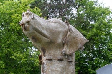 Sparta, Wisconsin - 11 Haziran 2022: FAST 'taki fiberglas küf mezarlığında bir labrador köpeğinin büyük fiberglas kalıbı (Fiberglas Hayvanlar, Şekiller ve Markalar))