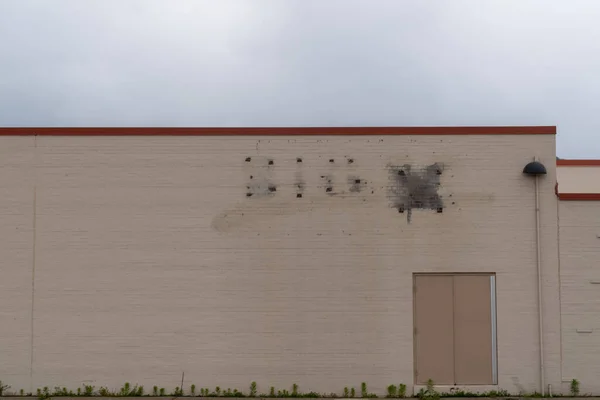 威斯康星州拉克罗斯 2022年6月11日 被遗弃的Kmart商店在阴天空无一人 标志几乎看不到 — 图库照片