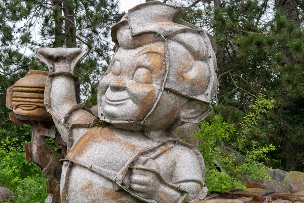 Sparta, Wisconsin - 11 Haziran 2022: FAST 'taki fiberglas küf mezarlığında Big Boy fast food maskotunun büyük fiberglas kalıbı (Fiberglas Hayvanlar, Şekiller ve Markalar))