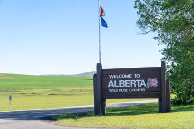 Alberta, Kanada - 5 Temmuz 2022: Amerika Birleşik Devletleri Kanada sınırını geçtikten hemen sonra Alberta Vahşi Gül Ülkesi tabelasına hoş geldiniz