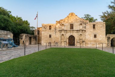San Antonio, Teksas - 20 Mayıs 2022 Alacakaranlıktaki Alamo kalesinin dışı
