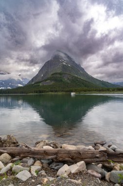 Buzul Ulusal Parkı 'ndaki Swiftcurrent Gölü bulutlu ve yağmurlu bir günde