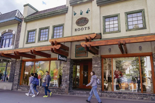 Banff Alberta Canada July 2022 Exterior Roots Clothing Store Tourist — Foto de Stock