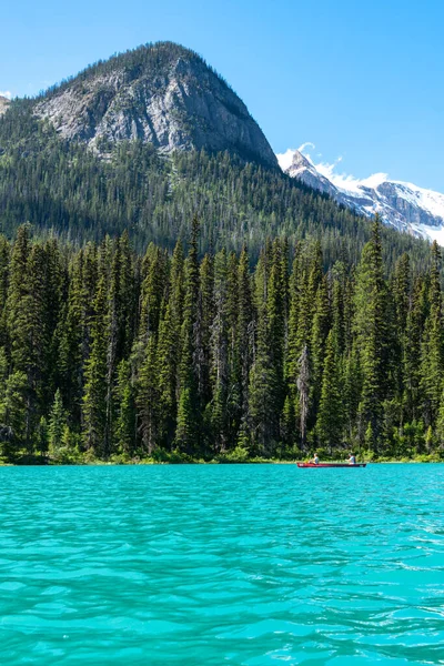 Tourists Canoe Teal Water Emerald Lake Yoho National Park Canada — 스톡 사진