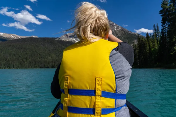 Blonde Woman Paddles Front Canoe Emerald Lake Yoho National Park — 图库照片