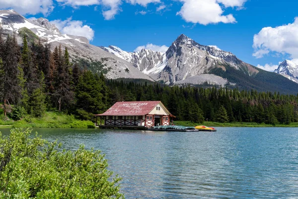 Maligne Lake Boathouse Jasper National Park Alberta Canada Sunny Summer — 스톡 사진