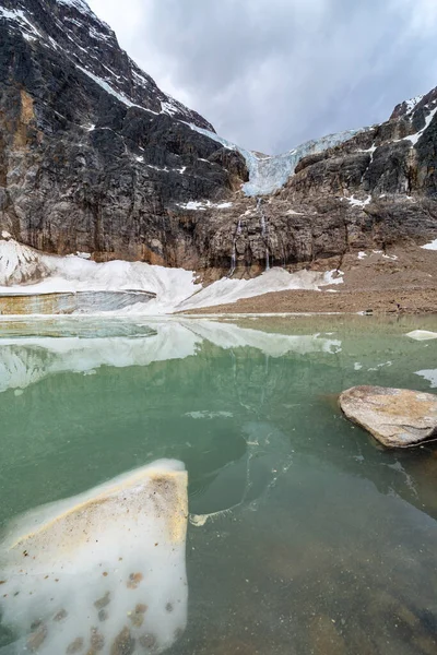 Glacial Remnants Icebergs Alpine Lake Path Glacier Trail Mount Edith —  Fotos de Stock