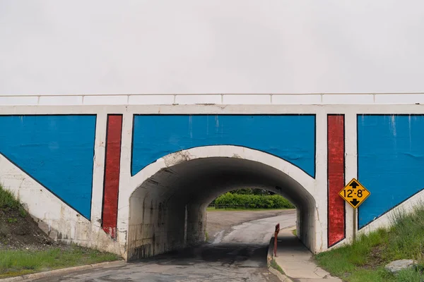 Πολύχρωμο Κόκκινο Λευκό Και Μπλε Ζωγραφισμένο Σιδηροδρομική Γέφυρα Θεωρείται Πύλη — Φωτογραφία Αρχείου
