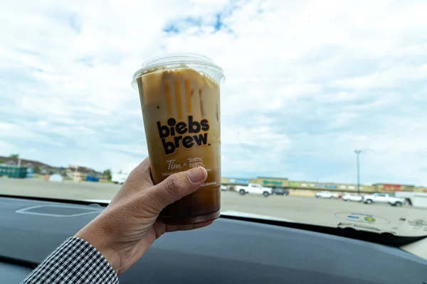 Pincher Creek Alberta July 2022 Hand Holds Biebs Brew Iced — Foto de Stock