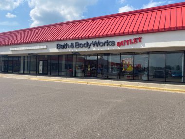Kuzey Şubesi, Minnesota - 26 Haziran 2022: North Branch Outlet Alışveriş Merkezi 'ndeki Bath and Body Works Outlet mağazasının dışı