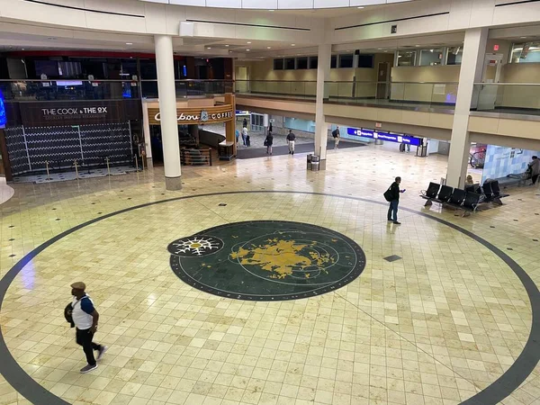 明尼苏达州明尼阿波利斯市 2022年8月20日 明尼苏达州明尼阿波利斯 圣保罗国际机场购物中心的高角景观 — 图库照片