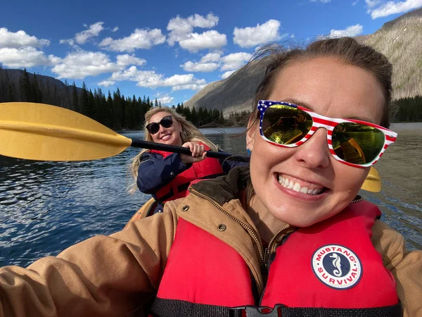 2022年7月6日 加拿大艾伯塔省沃特顿 两名女子皮划艇手在沃特顿湖国家公园的卡梅隆湖上划桨时笑了 — 图库照片