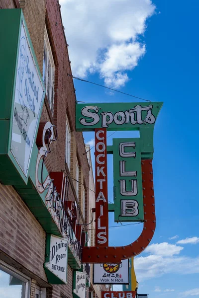 Shelby Montana July 2022 Sign Sports Club Cocktail Lounge Downtown — стокове фото