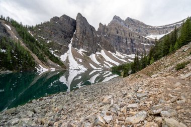 Banff Ulusal Parkı 'nda Agnes Gölü, Büyük Arı Kovanı Patikası boyunca.