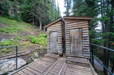 Anges Gölü çay evi yürüyüş alanında kırsal çukur toletleri