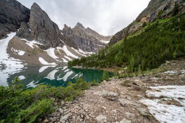 Banff Ulusal Parkı 'nda Agnes Gölü, Büyük Arı Kovanı Patikası boyunca.