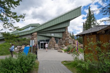 Louise Gölü, Alberta, Kanada - 9 Temmuz 2022: Turistler Banff Ulusal Parkı Ziyaretçi Merkezi binasına girdiler