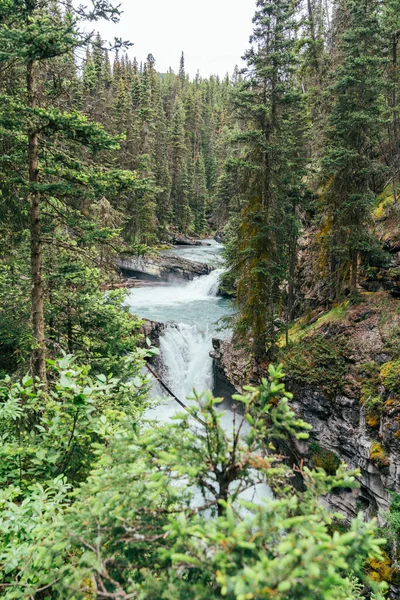 Vízesések Johnston Kanyonban Banff Nemzeti Parkban — Stock Fotó