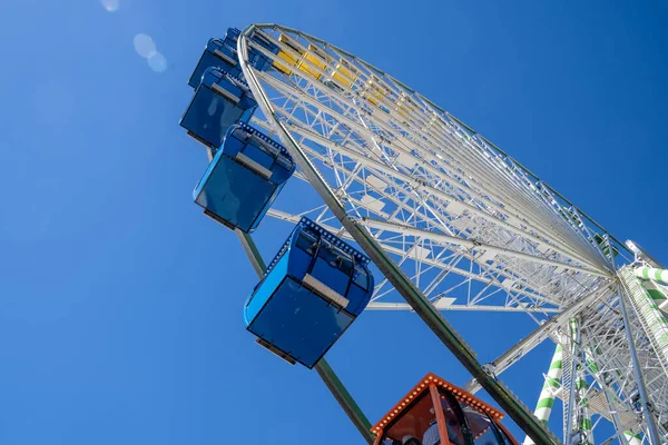 Onderdeel Van Een Groot Kleurrijk Levendig Reuzenrad Een Zonnige Dag — Stockfoto