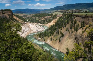 Yellowstone Nehri manzarası Calcite Springs 'ten Yellowstone Ulusal Parkı Wyoming' e bakıyor.