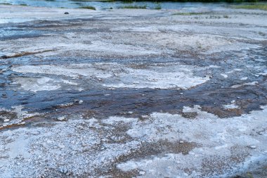 Yakından, Yellowstone Ulusal Parkı 'ndaki gayzer jeotermal alanının soyut görüntüsü