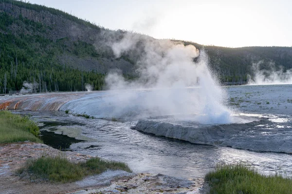 Geyser Entra Erupción Área Cuenca Arena Negra Del Parque Nacional —  Fotos de Stock