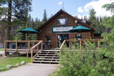 Jasper, Alberta, Kanada - 13 Temmuz 2022 Jasper Ulusal Parkı Maligne Gölü 'ndeki Waffle Hut restoranı