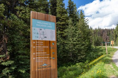 Jasper, Alberta, Kanada - 13 Temmuz 2022 Jasper Ulusal Parkı 'ndaki Maligne Gölü ziyaretçilerini karşılamak için imza ve harita