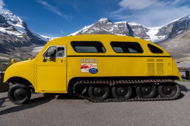 Jasper, Alberta, Kanada - 14 Temmuz 2022: Athabasca Buzulu, Jasper Ulusal Parkı, Alberta, Kanada