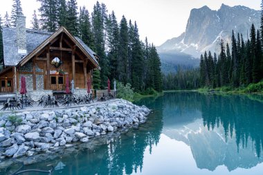 British Columbia, Kanada - 12 Temmuz 2022: Yoho Ulusal Parkı 'ndaki Emerald Lake Lodge tatil köyündeki kafe ve restoran
