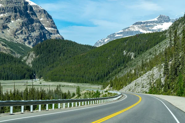 Дорога Ледяной Дороге Канадских Скалистых Горах — стоковое фото