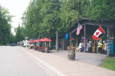 Montana, ABD - 3 Temmuz 2022: Buzul Ulusal Parkı 'nın Apgar Village bölgesinde hediyelik eşya dükkanları, restoranlar ve moteller