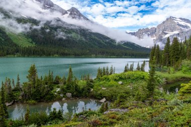 Buzul Ulusal Parkı Montana 'daki Grinnell Buzulu yolu. Fotoğrafta Josephine Gölü var.