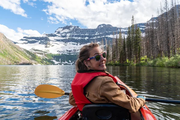 Young Adult Woman Kayaks Cameron Lake Waterton National Park Enjoying — 图库照片
