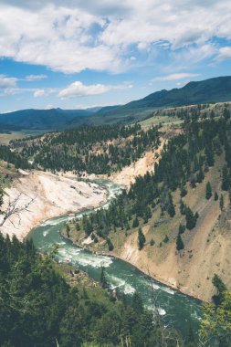 Yellowstone Nehri manzarası Calcite Springs 'ten Yellowstone Ulusal Parkı Wyoming' e bakıyor.