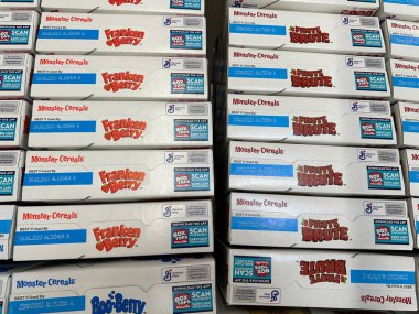 Yeni Umut, Minnesota - 11 Ekim 2022: General Mills 'in canavar mısır gevrekleri, kutu üstü. Frute Brute, Boo Berry ve Franken Berry. 1970 'lerde özel sezonluk Cadılar Bayramı mısır gevreği