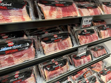 Yeni Umut, Minnesota - 11 Ekim 2022 Hormel Black Label 'in bir markette orijinal ahşap duman pastırması sergisi