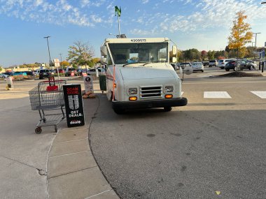 Yeni Umut, Minnesota - 11 Ekim 2022: USPS posta kamyonu Hyvee 'deki bir markette durmuş,