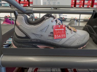 Albertville, Minnesota - 8 Ekim 2022: Skechers mağazasında satışta olan kadın ayakkabıları