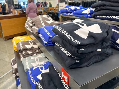 Maple Grove, Minnesota - 8 Ekim 2022: Bir Kohls mağazasında Erkekler Zırhlı Altında Kapüşonlu ve sweatshirt sergisi